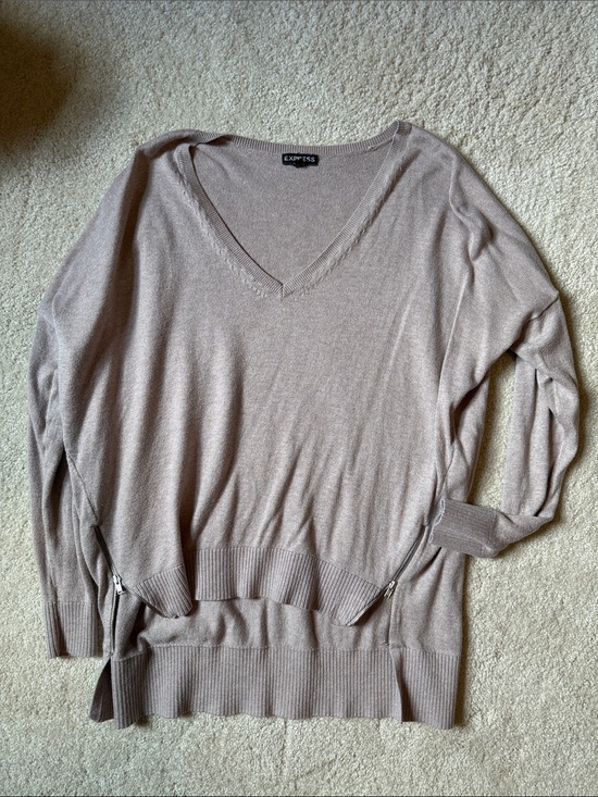 Express Sweaters - Express Women’s V-Neck Zip-Hem Sweater - Mushroom Taupe